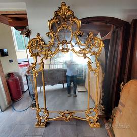 Specchio antico con cornice dorata lavorata