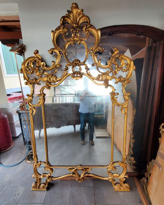 Specchio antico con cornice dorata lavorata