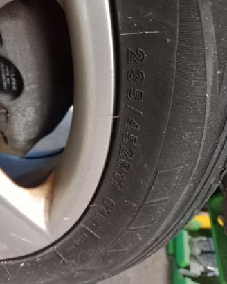 GOMME  235/45 ZR 17 97W