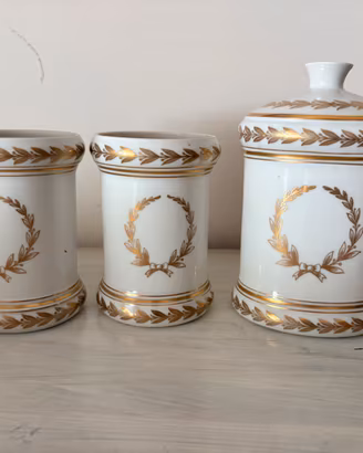 Trittico di vasi in porcellana Sevres