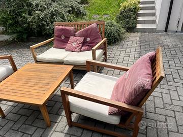 Divano, 2 poltrone e un tavolino in teak