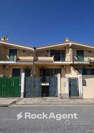 VILLA A SCHIERA CON GIARDINO E PIANO TAVERNETTA