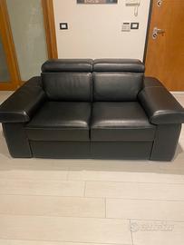 Divano nero in pelle