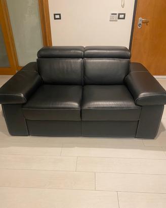 Divano nero in pelle