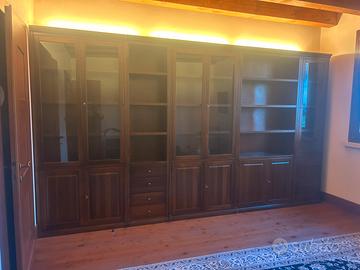 Libreria in legno componibile con ante in vetro