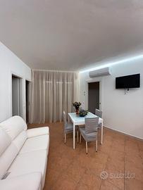 Piscine frontealmare con piscine e parcheggio