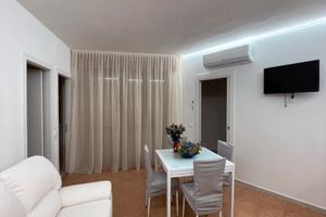 Piscine frontealmare con piscine e parcheggio