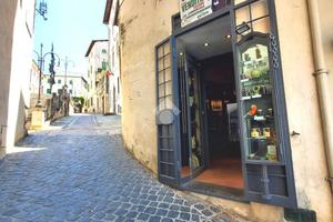 NEGOZIO A SPOLETO