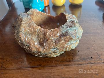 Ciotola scavata in pietra