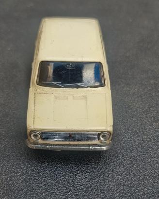 Modellini auto Fiat 124 berlina 1966 Norev 