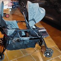 Passeggino doppio per gemelli