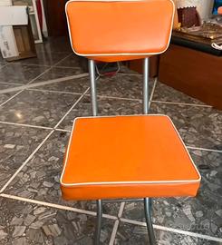 Sedia arancione pieghevole