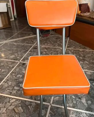 Sedia arancione pieghevole