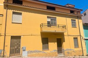 Guspini - Ampia Indipendente cortile retrostante