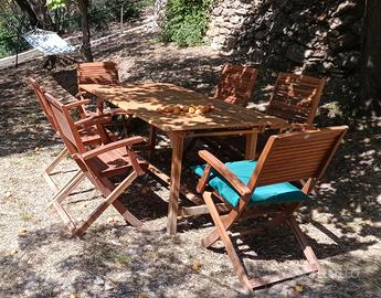 Tavolo, sedie e ombrellone da giardino 