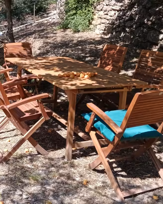 Tavolo, sedie e ombrellone da giardino 