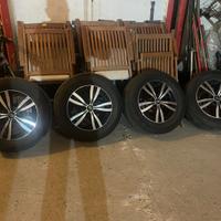 Cerchi in lega con gomme da 16”