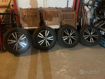 Cerchi in lega con gomme da 16”