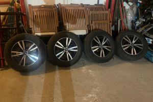 Cerchi in lega con gomme da 16”