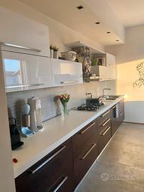 cucina completa di elettrodomestici