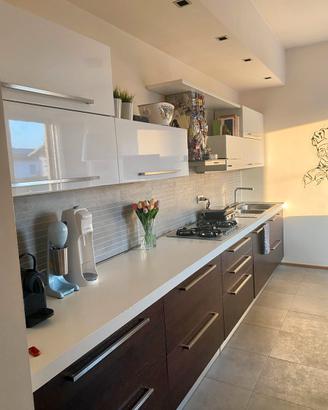 cucina completa di elettrodomestici