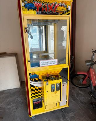 Distributore di giochi con artiglio. Toy Taxi.