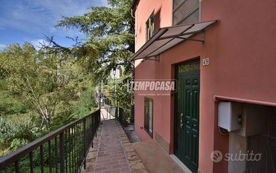 Casa indipendente su tre livelli con giardino