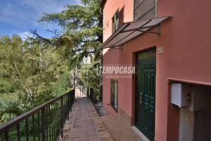 Casa indipendente su tre livelli con giardino