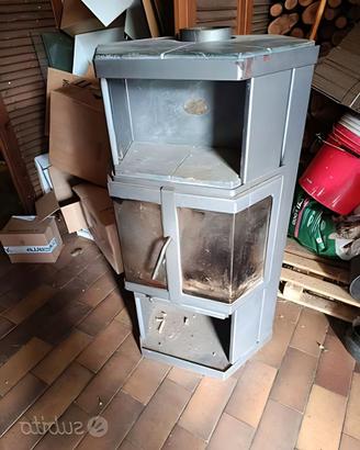 STUFA VERTICALE HASE MOLTO PERFORMANTE CON TUBI
