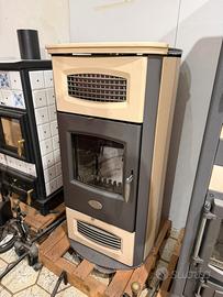 Stufa a legna in ceramica