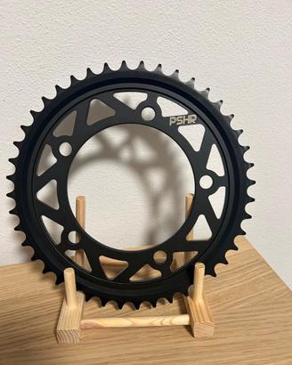 44 denti, Corona per Moto Nera