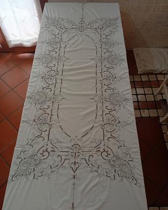 Servizio da tavola - tovaglia ricamata con tova