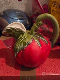 Brocca a forma di pomodoro