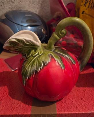 Brocca a forma di pomodoro