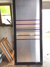 Porta scorrevole in legno e vetro