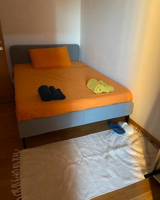 Letto alla francese con testiera imbottita