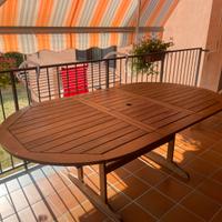Tavolo in legno con sedie
