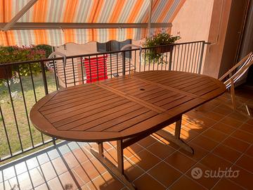 Tavolo in legno con sedie