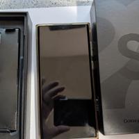 Samsung Galaxy S22 ultra boxato con accessori 