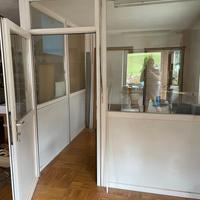 Parete per ufficio con porta e finestre in vetro