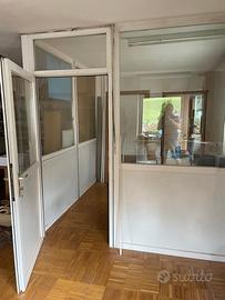 Parete per ufficio con porta e finestre in vetro