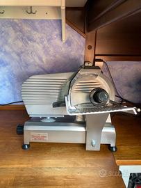 Affettatrice semi-professionale lama 22 cm