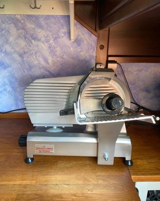 Affettatrice semi-professionale lama 22 cm