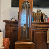 Antico orologio con pendolo in noce