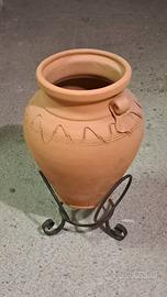 Anfora di ceramica con supporto di metallo