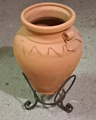 Anfora di ceramica con supporto di metallo