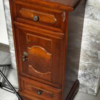Comodino vintage in legno stile classico