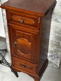 Comodino vintage in legno stile classico