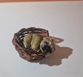 Statuetta cucciolo Bulldog inglese nel cestino