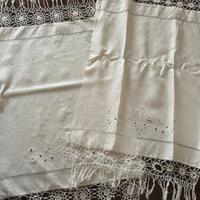 Coppia asciugamani antichi in lino con ricamo